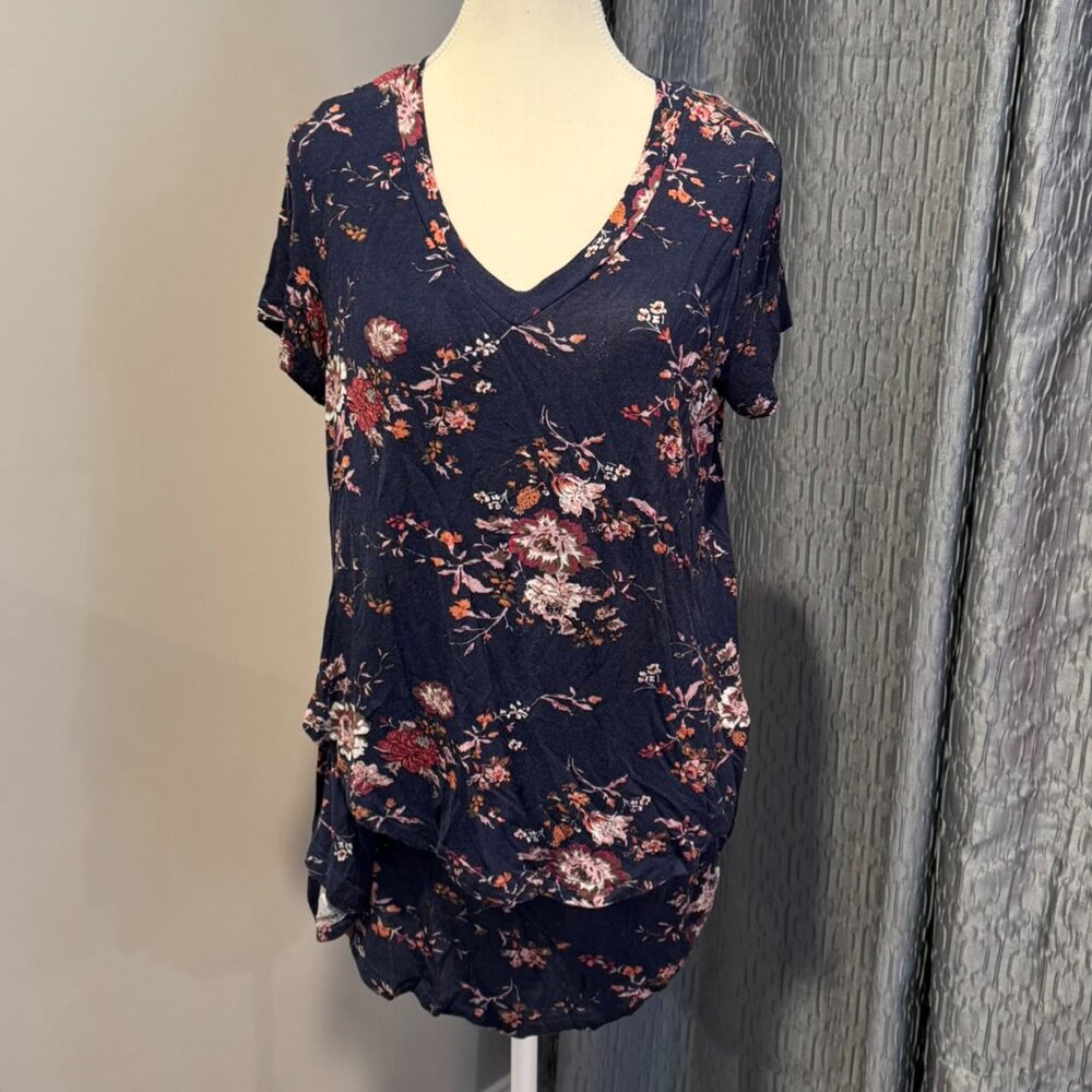 Latched Mama Women's V-Neck Boyfriend Nursing Tee Navy Floral Size M